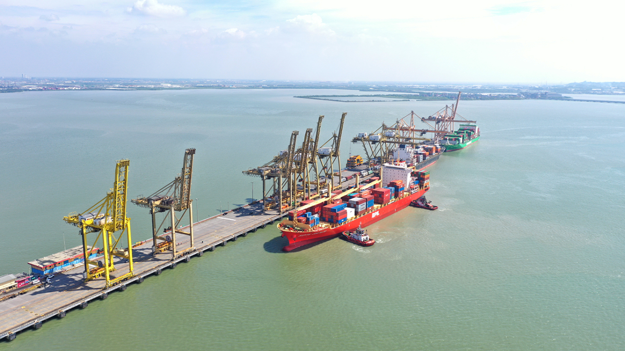 MV Kota Sejati saat sandar di dermaga internasional TPS. (Foto: TPS for jatimkini.com)