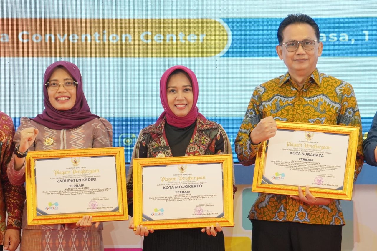 Wali Kota Mojokerto, Ika Puspitasari (tengah) saat menerima penghargaan kesehatan masalah stunting. ( Foto : Istimewa )