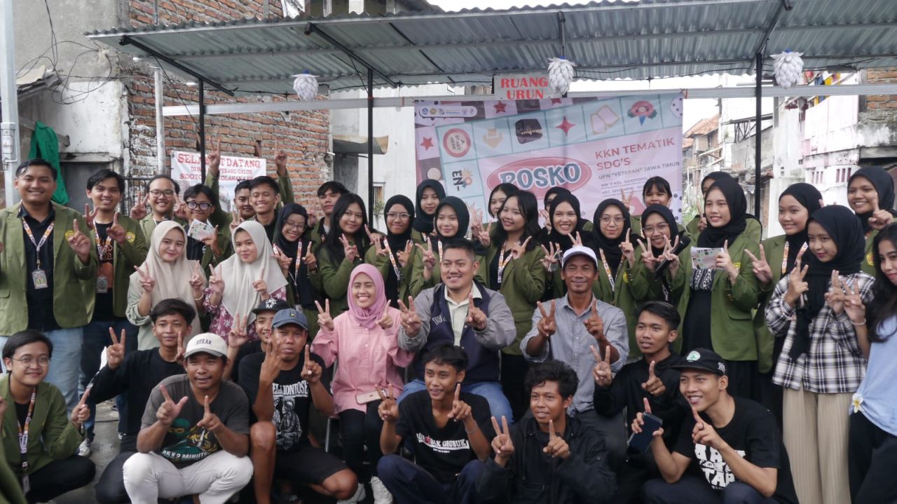 Kelompok 21 dari mahasiswa UPN Jatim melakukan sesi foto bareng dengan lurah Sidotopo dan warga sekitar ( Foto :  Merlinda Sayidatina Aisyah Putrifor Jatimkini.com )