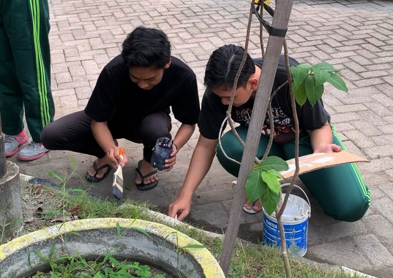 Salah satu kelompok KKN 96 mahasiswa UPN Veteran Jatim melakukan kegiatan KKN di kelurahan Babatan, Surabaya ( Foto : Dok UPN Veteran Jatim for Jatimkini.com )