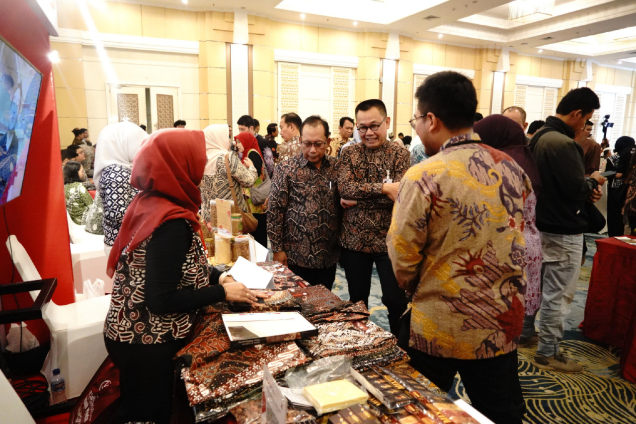 UMKM binaan Bank Jatim mengikuti kegiatan Misi Dadang & Investasi antara Jatim dan Lampung. Foto : Bank Jatim