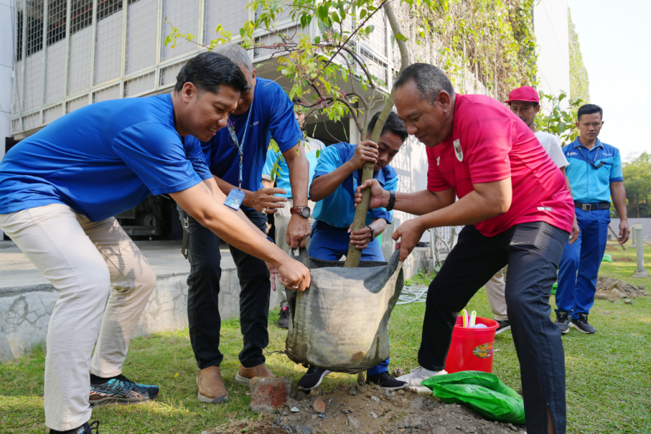 Penanaman pohon di kantor pusat Pelindo Terminal Petikemas. Foto : Pelindo