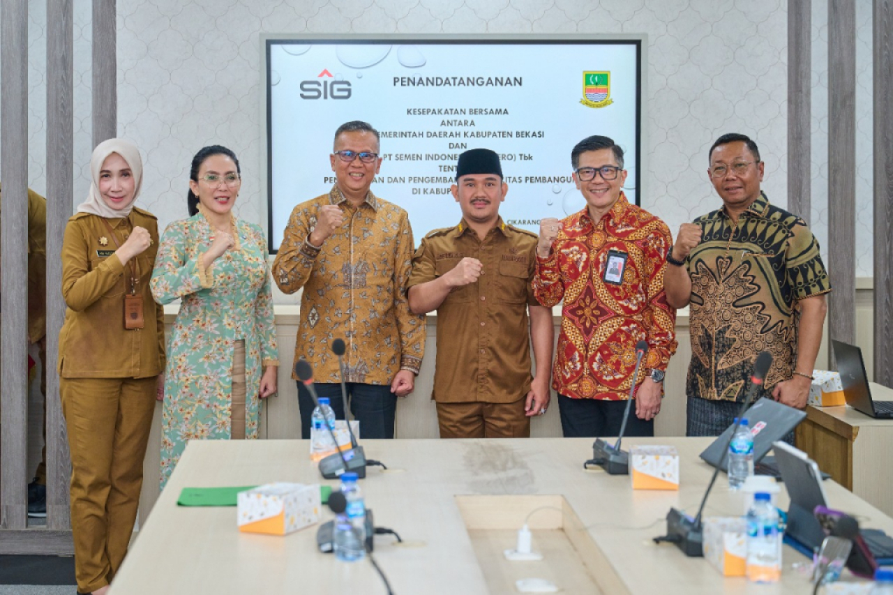 Penandatanganan kesepakatan bersama antara SIG dan Pemkab Bekasi. Foto : SIG