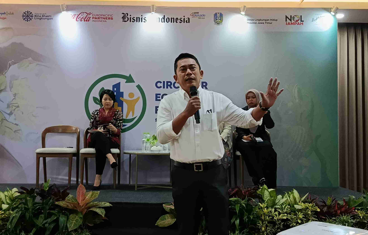 Ketua Tim Keja Sama dan Sarpras DLH Jatim, Agus Sutjahjo menyoroti perlunya peta jalan ekonomi sirkular. (Foto: Rochman Arief/jatimkini.com)
