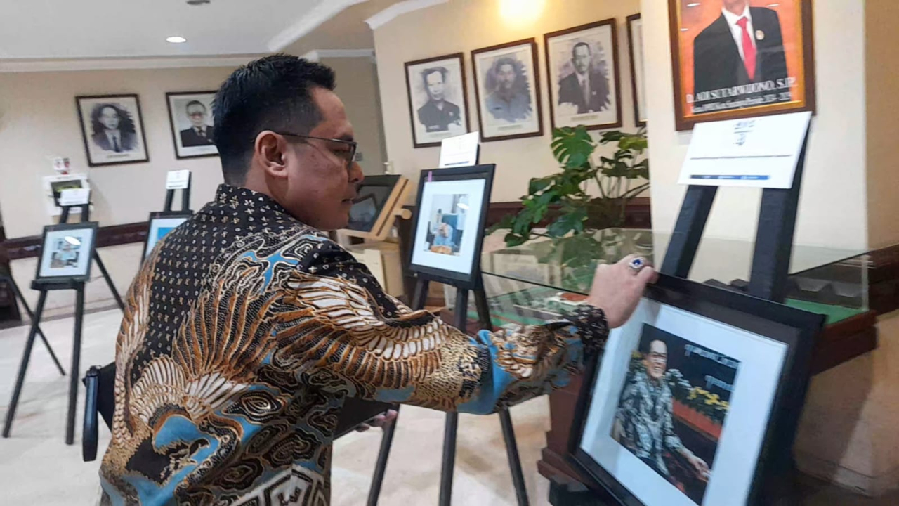 Anggota Komisi B DPRD Surabaya, H. Budi Leksono, S.H., menilai, bahwa foto-foto yang dipamerkan menampilkan beragam momen dari berbagai angle ( Foto : Soemadji / Jatimkini.com)