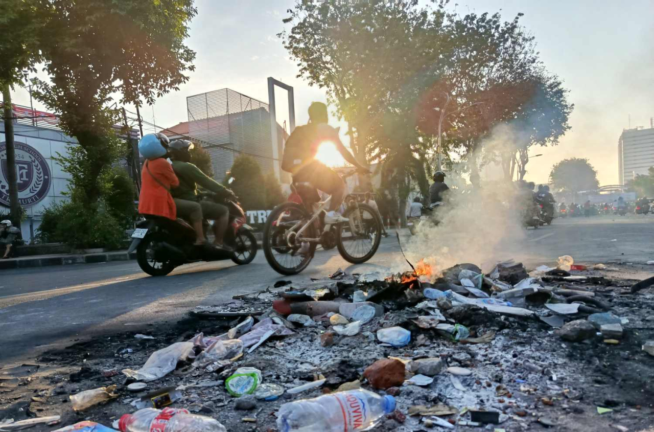 Api di depan SMA Trimurti masih terlihat dua titik dan belum padam.