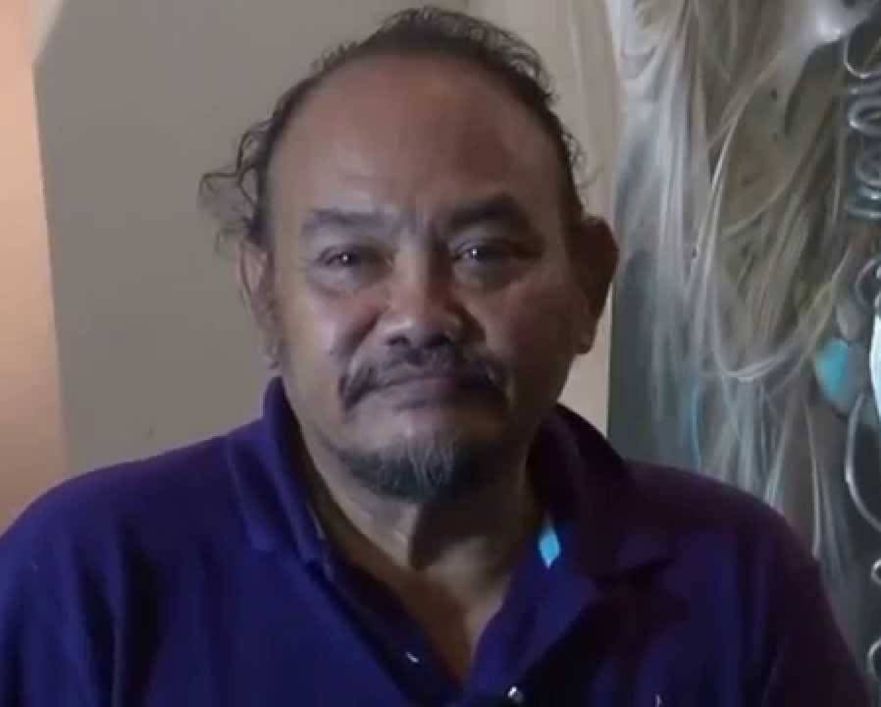 Asri Nugroho Nus Pakurimba atau yang akrab dipanggil Nug, bukan sekadar pelukis. ( Foto : Rokimdakas/ Jatimkini.com )