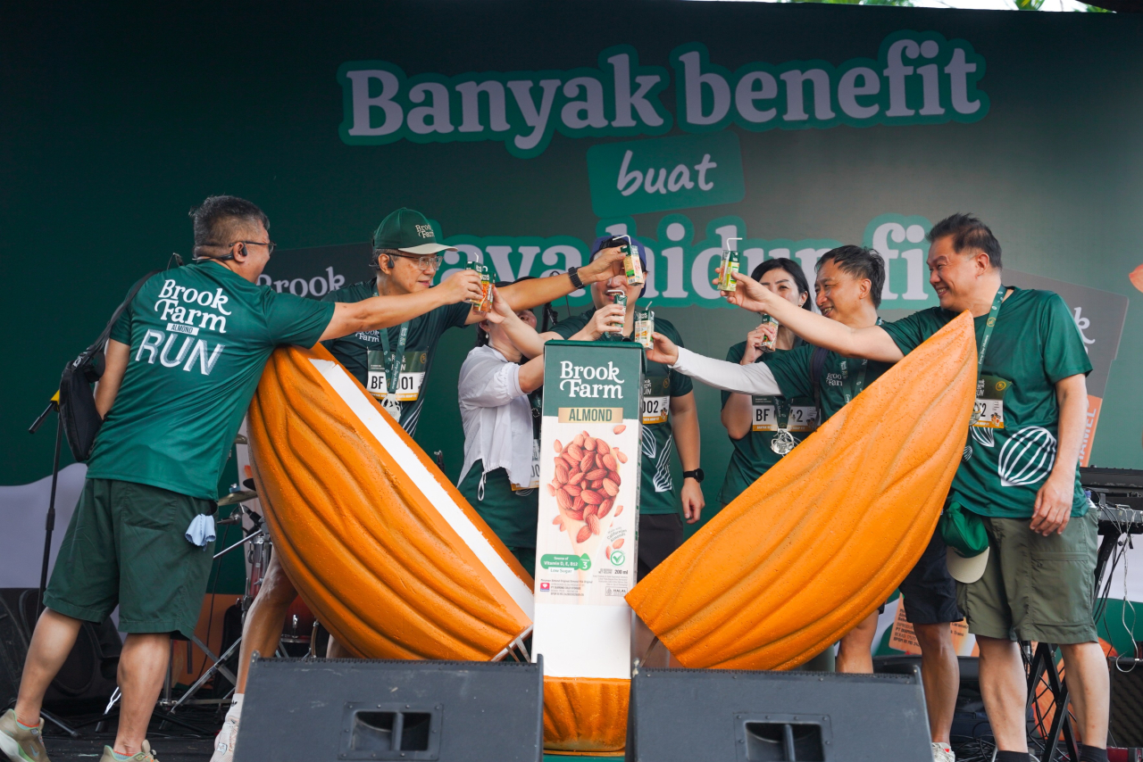 Jajaran direksi saat mengikuti BrookFarm Almond Run sekaligus meluncurkan produk baru yang memiliki 4 varian ( Foto :  Diamond Food Indonesia  for Jatimkini.com )