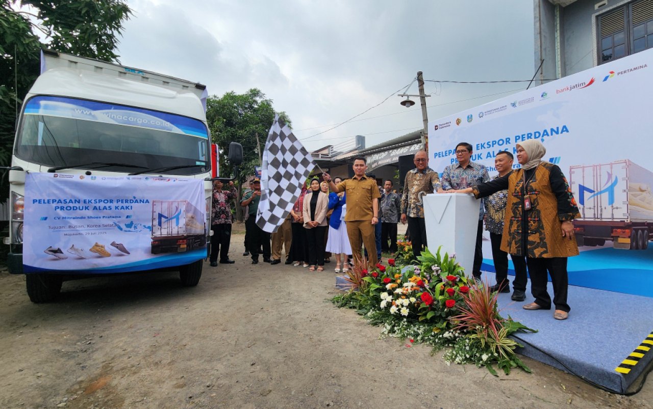 Pelepasan ekspor sepatu UMKM binaan Bank Jatim. Foto : Peni Widarti