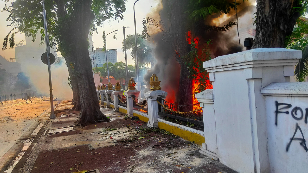 Gedung negara Grahadi menjadi sasaran amukan massa unjuk rasa ( Foto : dok Jatimkini.com )
