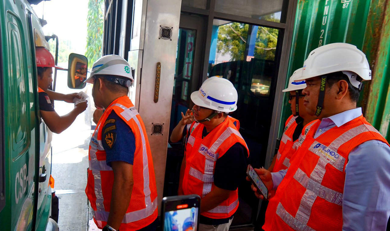 Dirut TTL, David Pandopatan Sirait (kanan) dan Kepala KSOP Agustinus Maun (kiri) memantau implementasi TBS di TPK Nilam dan Berlian. (Foto: Terminal Teluk Lamong)