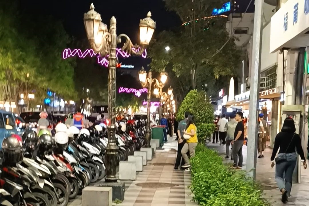 Jalan Tunjungan sebelum dilakukan relokasi parkir lebih memberi ruang kepada kendaraan dari pada kenyamanan manusia. (Foto: Kominfo Pemkot Surabaya).