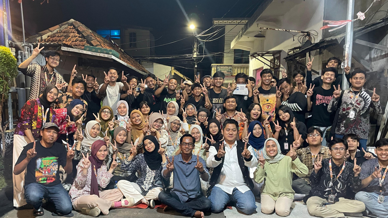 Mahasiswa UPN Veteran Jatim  Kelompok 21 berfoto bersama dengan Dosen Pembimbing Lapangan, Lurah Sidotopo, dan Ketua RW 11 Sidotopo usai pelaksanaan KKN ( Foto :UPN Veteran Jatim for Jatimkini.com )