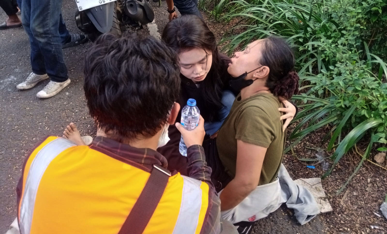 Seorang ibu paru baya  jadi korban gas air mata dalam unjurasa di gedung Grahadi, Surabaya ( Foto : Jatimkini.com )