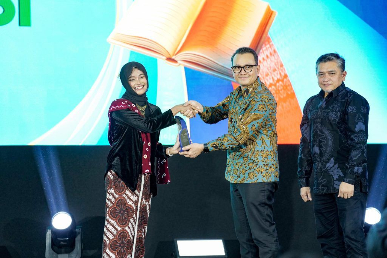 Mahasiswa  Universitas Muhammadiyah Yogyakarta,  Aura Prisca Medina  saat menerima penghargaan  di ajang Festival Astra 4 Pilar Indonesia ( Foto : Ilham / Jatimkini.com )