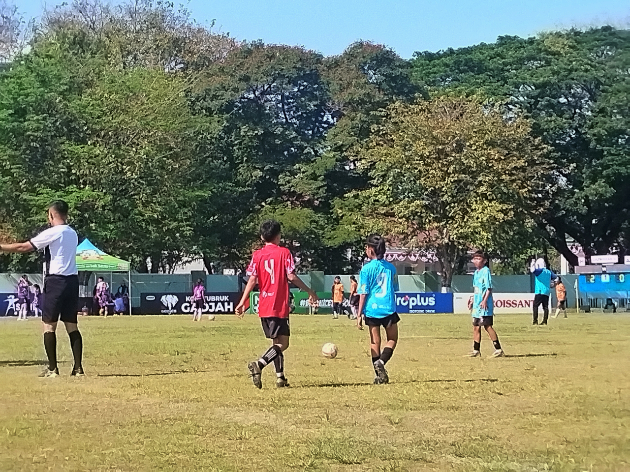 Keempat dari kiri: Nomor punggung 10, Bilqis saat melakukan tendangan bebas.
