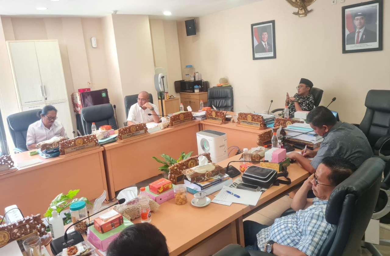 Paguyuban Juru Parkir Surabaya (PJS)  melakukan pertemuan deangan anggota komisi B DPRD Surabaya ( Foto : Soemadji / Jatimkini.com )