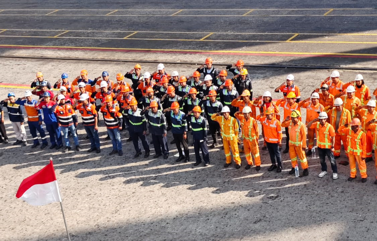 Pegawai TPS menyambut Hari Kemerdekaan dengan berbagai kegiatan, termasuk kapal asing saat sandar di dermaga. (Foto-foto: TPS)