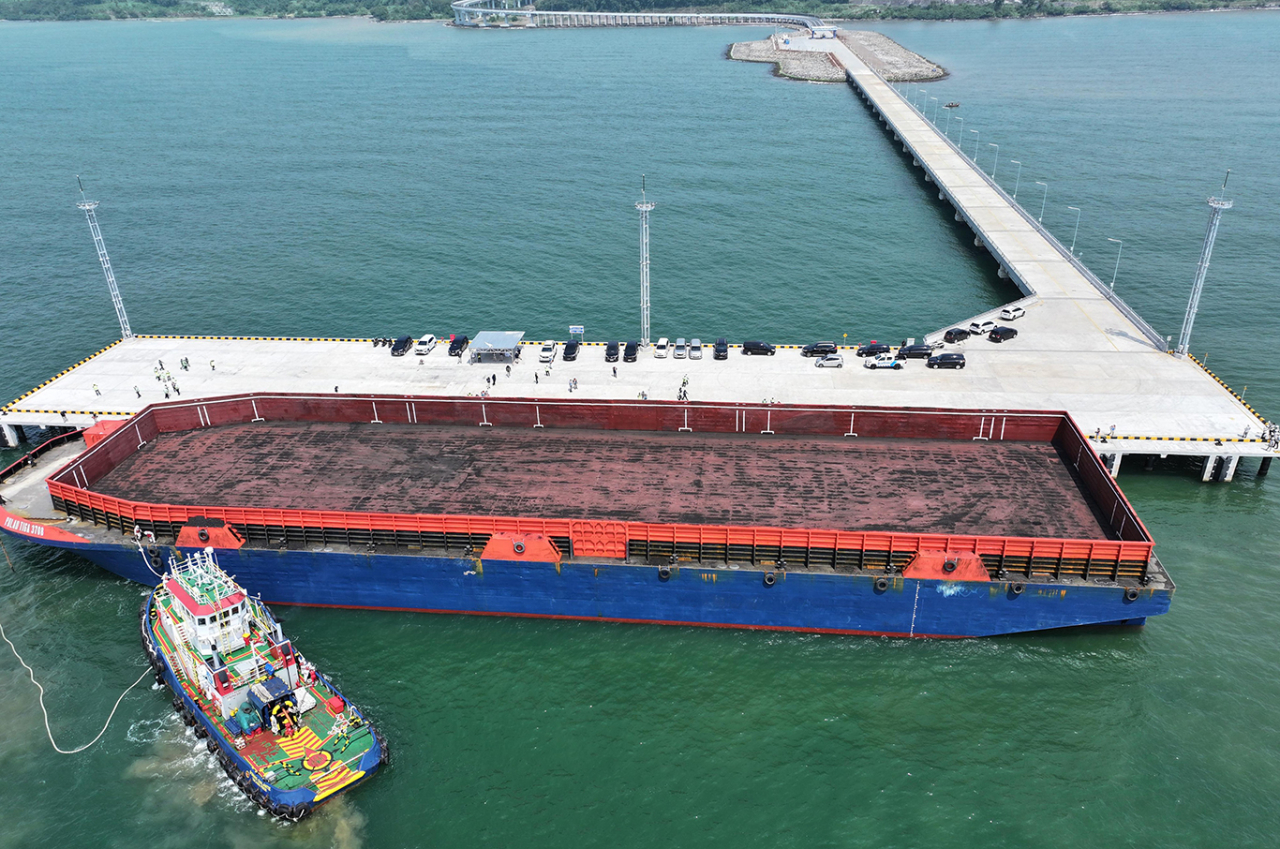Kapal tongkang sandar di Terminal Batang menandai uji coba penoperasian dermaga KITB di Jawa Tengah. (Foto: Pelindo Regional 3)