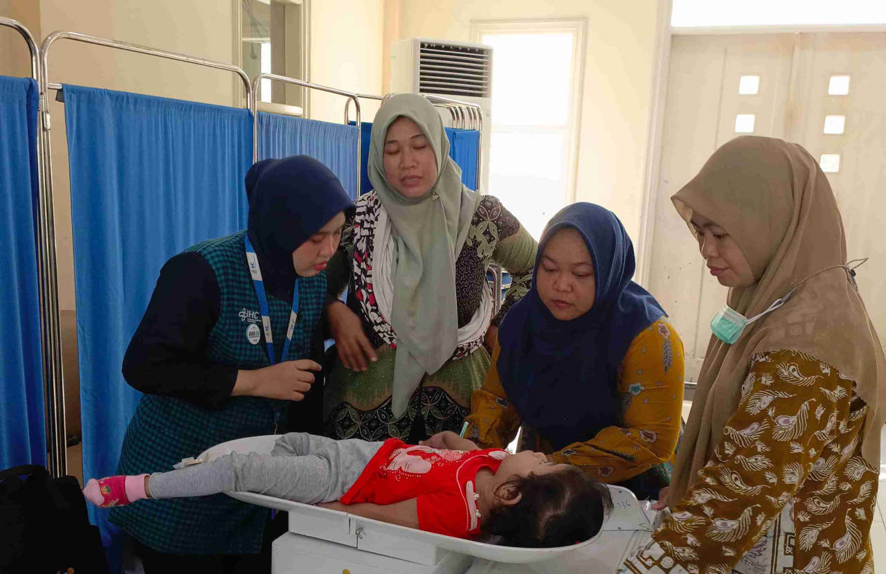 Home visit menjadi garda mnekan stunting yang melibatkan PT Terminal Petikemas Surabaya dengan Pelindo Group dan RS  PHC. (Foto: do.TPS)