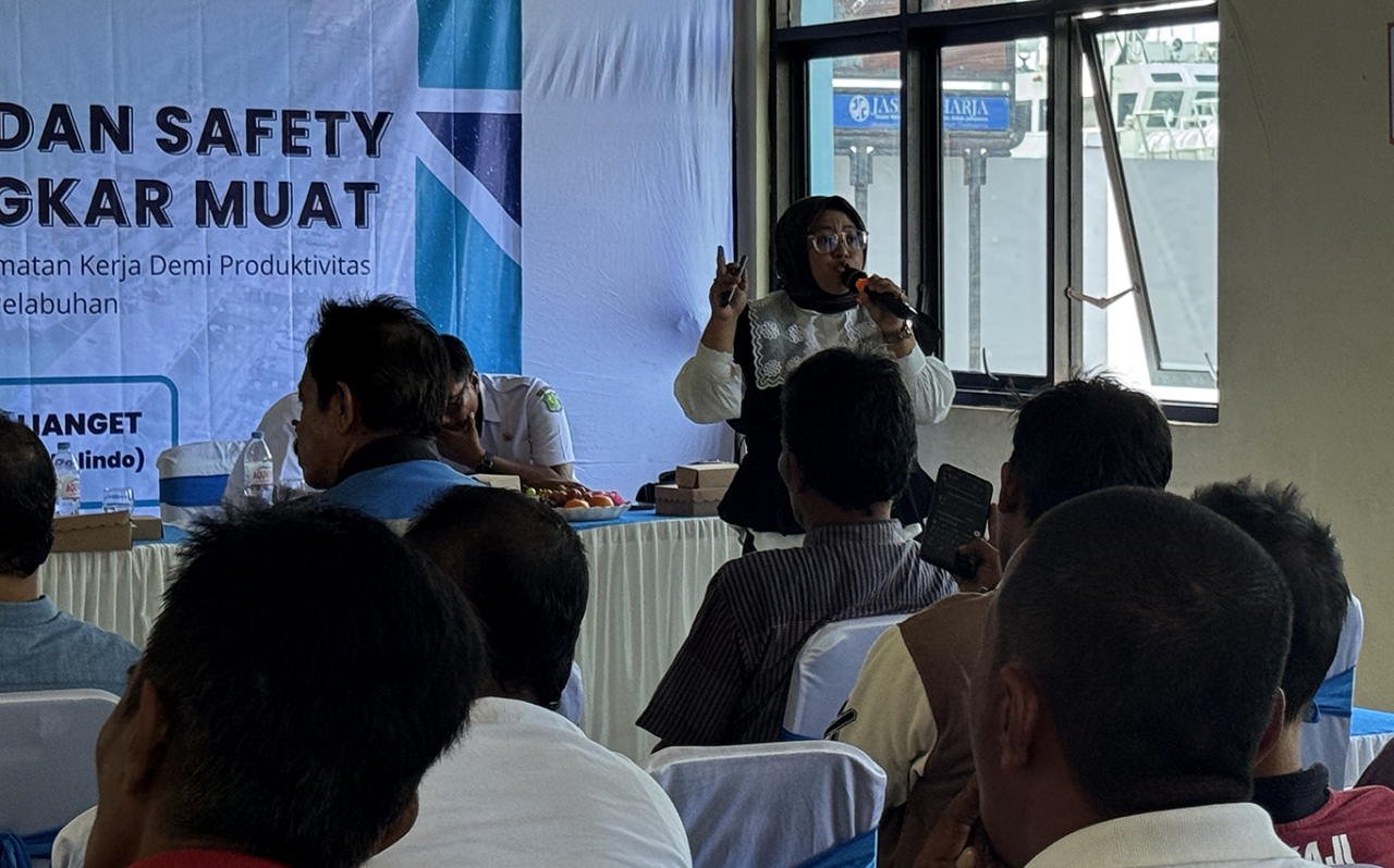 General Manager Cabang Kalimas & GSN Pelindo Sub Regional Jawa, Ana Adiliya memberikan paparan pentingnya keselamatan kerja. (Foto: Pelindo Sub Reg Jawa)