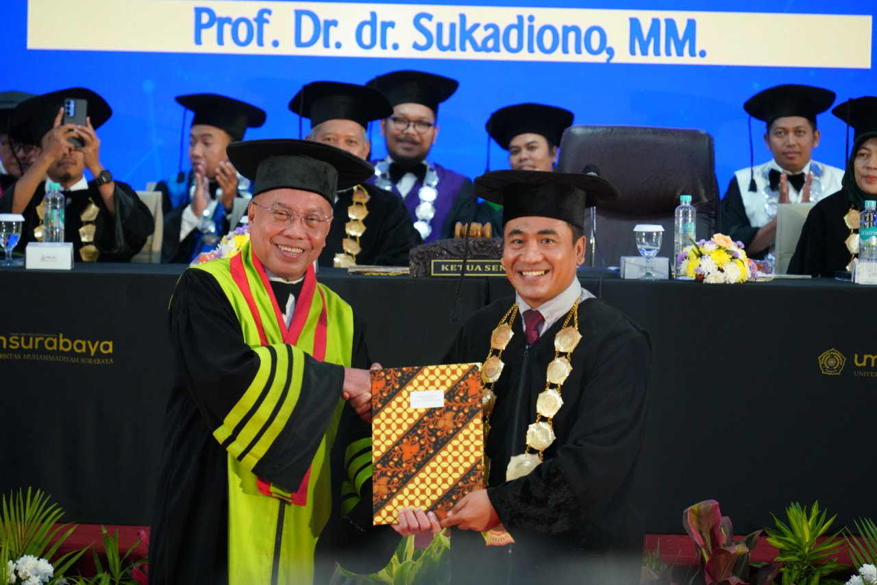 Universitas Muhammadiyah Surabaya (UM Surabaya) resmi melakukan pengukuhan Prof. Dr. dr. Sukadiono, M.M. sebagai Guru Besar dalam bidang Fisiologi Olahraga  ( Foto : UM Surabaya )