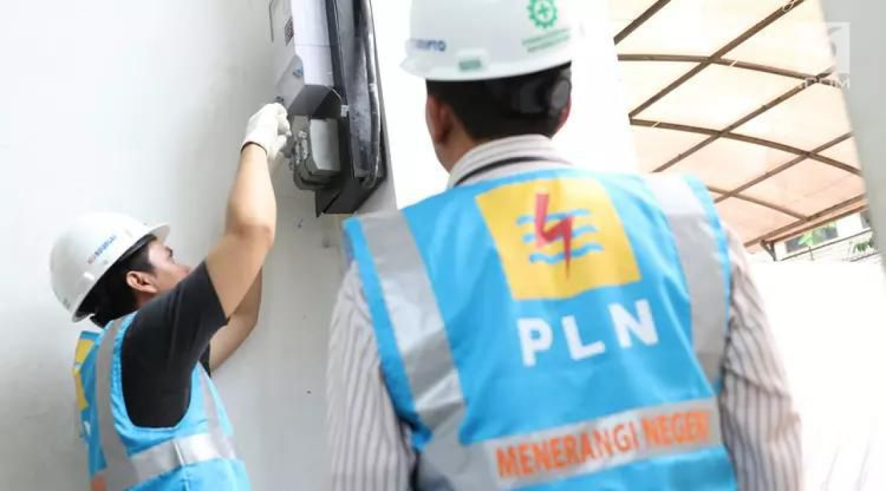 Ilustrasi petugas PLN sedang melakukan penambahan daya instalasi listrik pelanggan.