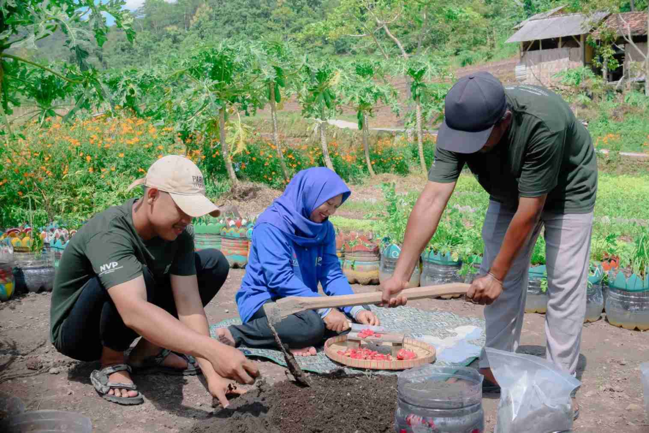Pemanfaatan sampah organik dan sisa pembakaran batu bara menciptakan produk berdaya saing bagi lingkungan dan masyarakat. (Foto: PLN NP)