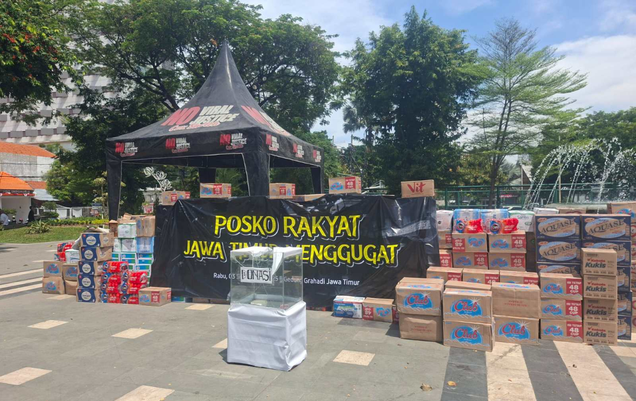 Posko Rakyat Jawa Timur Menggugat di depan Gedung Grahadi memicu polemik. (Foto: IST)