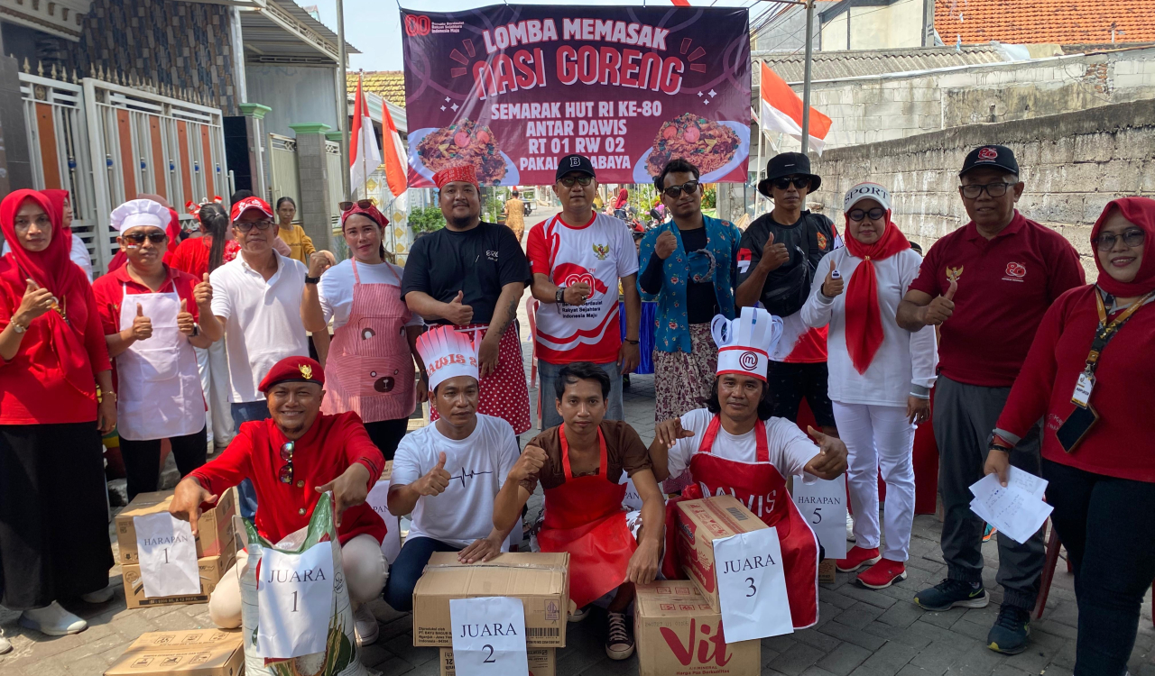 Kepala Lurah Pakal, Bayu Witjaksono, SE, MM. (Tengah), Ketua RT 01, Nur Cholis (topi merah) bersama para juara lomba memasak nasi goreng yang digelar RT 01, Minggu (24/8/2025). (Foto: Arif)