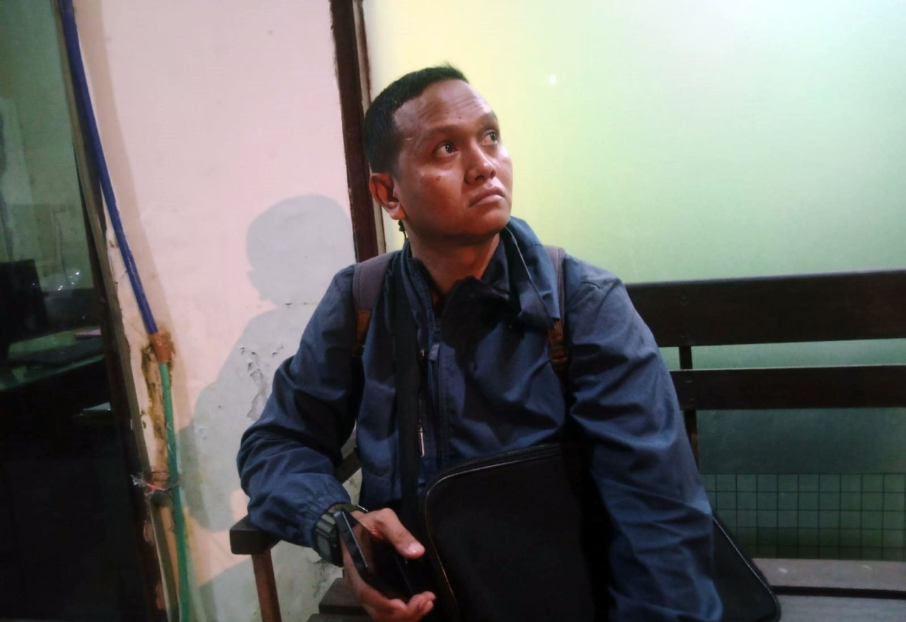 Kudori satpam Bank BNI menjadi korban pengeroyokan oleh oknum unjurasa di grahadi Surabaya ( Foto : Jatimkini.com )