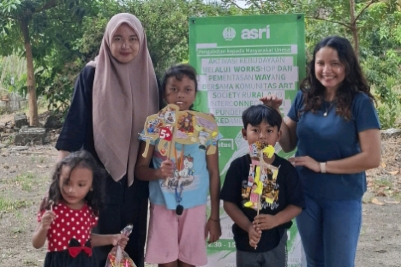 Edukasi seni tradisi pada anak-anak dilakukan Tim PkM Unesa, Komunitas ASRI dan perangkat Desa Kedamean. ( Foto : Rokimdakas / Jatimkini.com )
