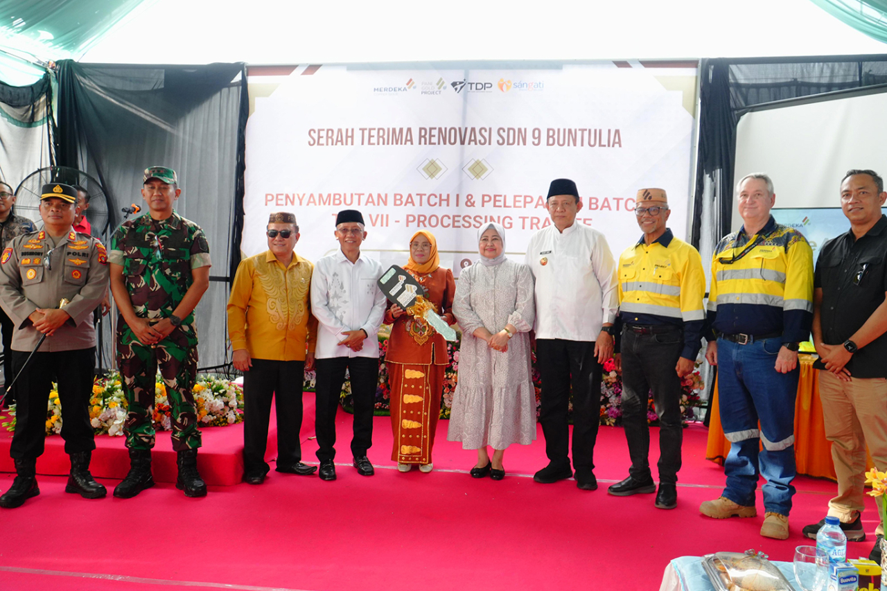 Pani Gold Project menyerahkan bantuan pendidikan di SDN 9 Buntulia sebagai komitmen terhadap peningkatan kualitas pendidikan. (Foto: Merdeka Copper Gold)