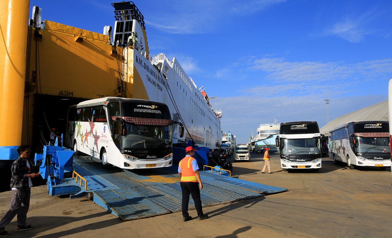 Arus Penumpang Mengalir Deras di Tanjung Perak