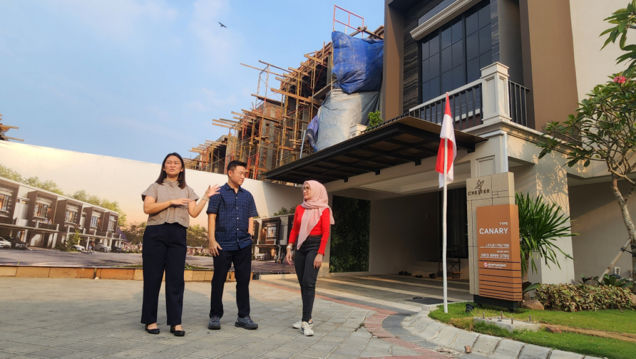 VP of Sales & Promotion East Indonesia Sinar Mas Land, Hario Utomo (tengah) dan VP of Corporate Communication Atikah Sunarya (kanan) berbincang di rumah contoh klaster Chester. Foto : Peni Widarti