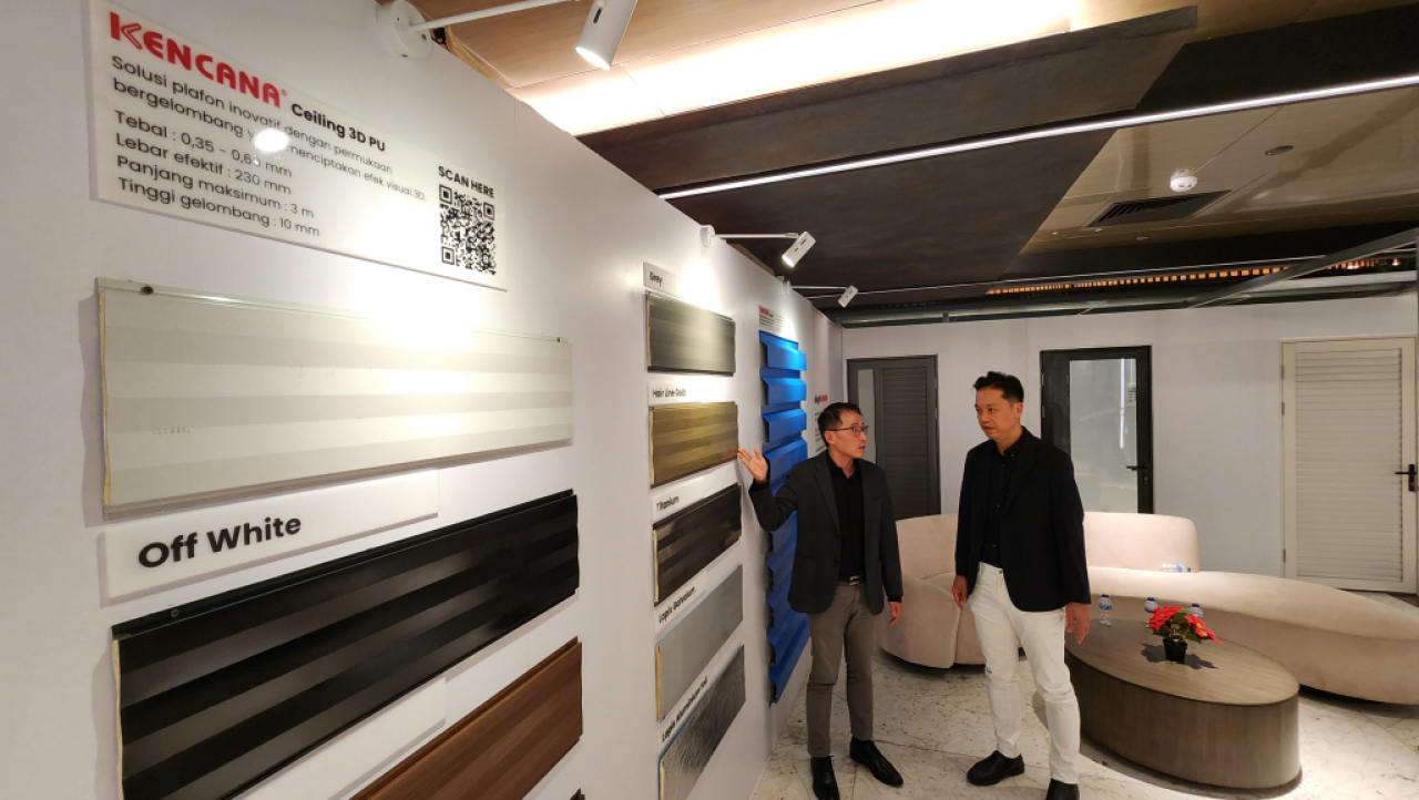 Direktur KMB Hendri  Alvino dan Dirut KMB Susanto (kanan). Foto : Peni Widarti