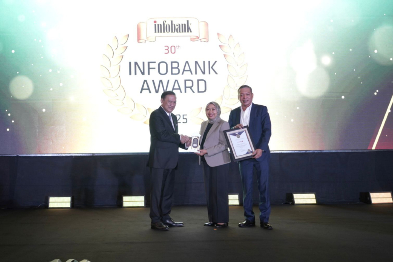 Bank Jatim menerima penghargaan Infobank. Foto : Bank Jatim
