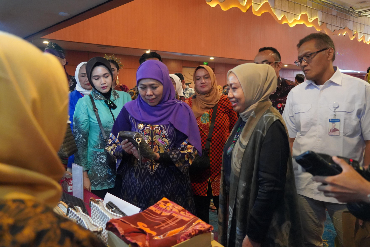 Gubernur Jatim Khofifah Indar Parawansa mengunjungi booth UMKM Bank Jatim dalam Misi Dagang di Banjarmasin. Foto : BJTM