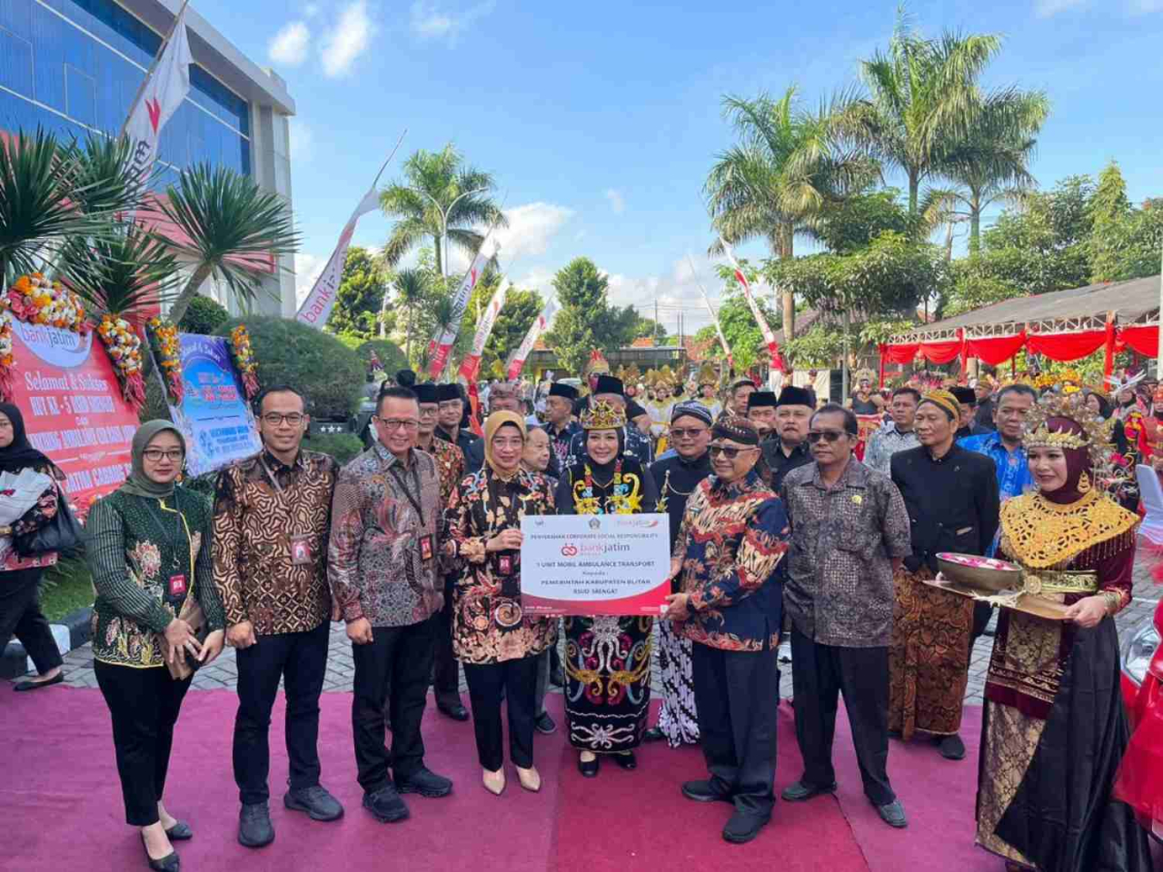 Penyerahan bantuan CSR Bank Jatim di Kabupaten Blitar. Foto : Bank Jatim