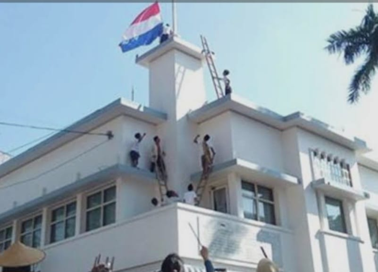 Perobekan bendara belanda di hotel Yamato ( Foto : Istimewa )