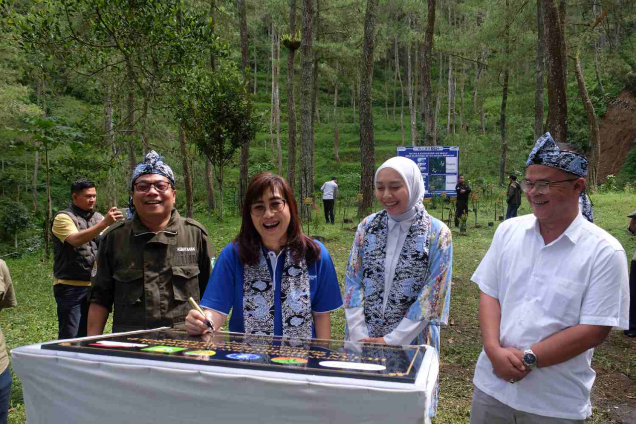 perluasan Hutan FIFGROUP serta peresmian Desa Sejahtera Astra (DSA) binaan FIFGROUP pertama yang berlokasi di Garut. Foto : FIFGROUP