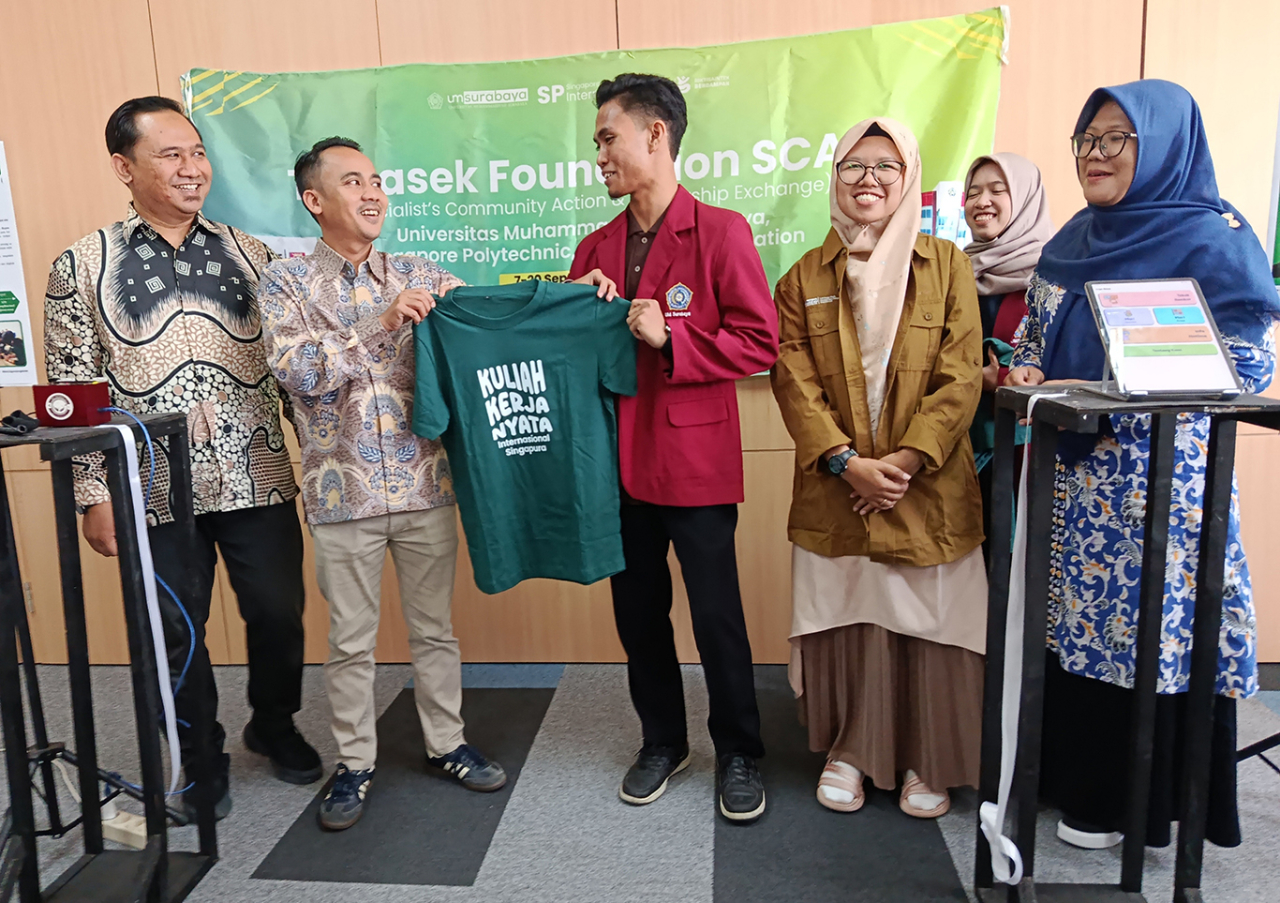 Wakil Rektor IV UMSurabaya, Radius Setiyawan (dua dari kiri) berdialog dengan mahasiswa peserta KKN Internasional ke Singapura di sela pembekalan, Sabtu (6/9/2025). (Foto: Rochman Arief/jatimkini.com)