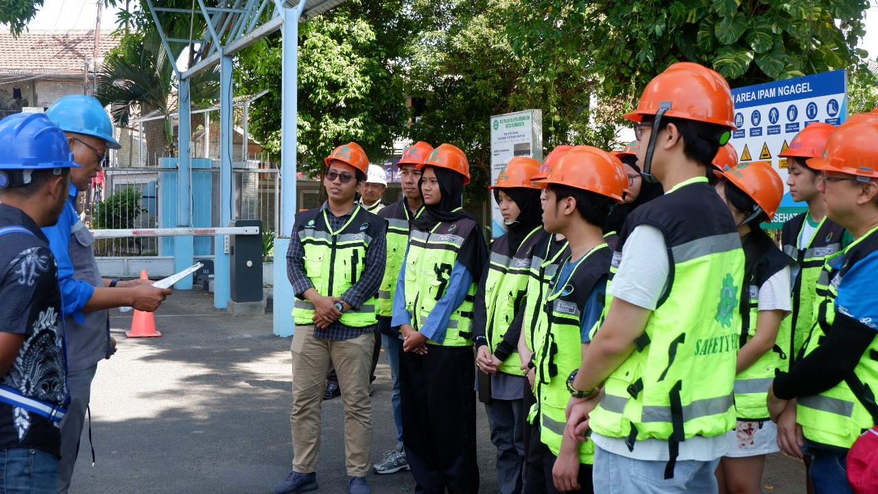 Perumda Air Minum Surya Sembada Kota Surabaya dikunjungi oleh industri Nanyang Polytechnic University Singapore ( Foto : Soemadji / Jatimkini.com )