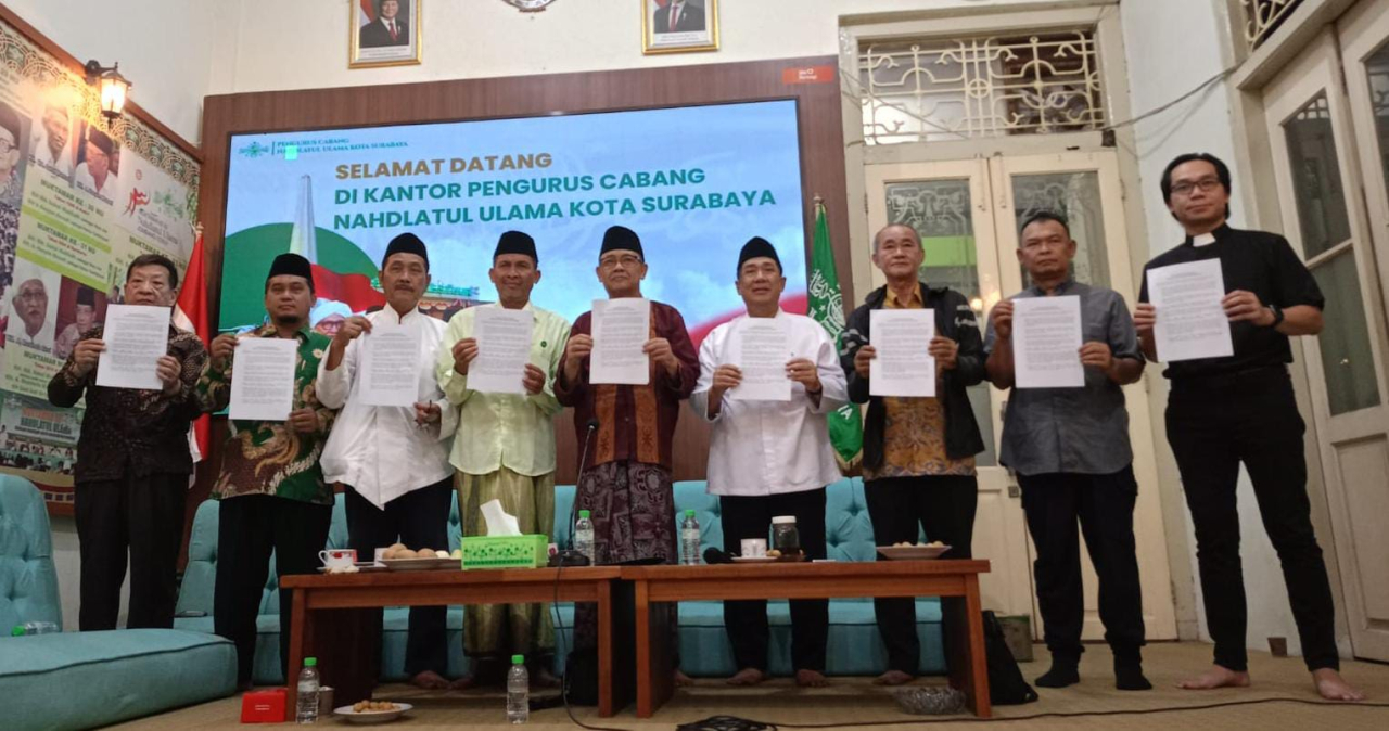 Pengurus Cabang Nahdlatul Ulama (PCNU) Kota Surabaya bersama Tokoh lintas agama menggelar pernyataan sikap terkait dinamika politik yang terjadi di Kota Surabaya. ( Foto : Soemadji / Jatimkini.com )
