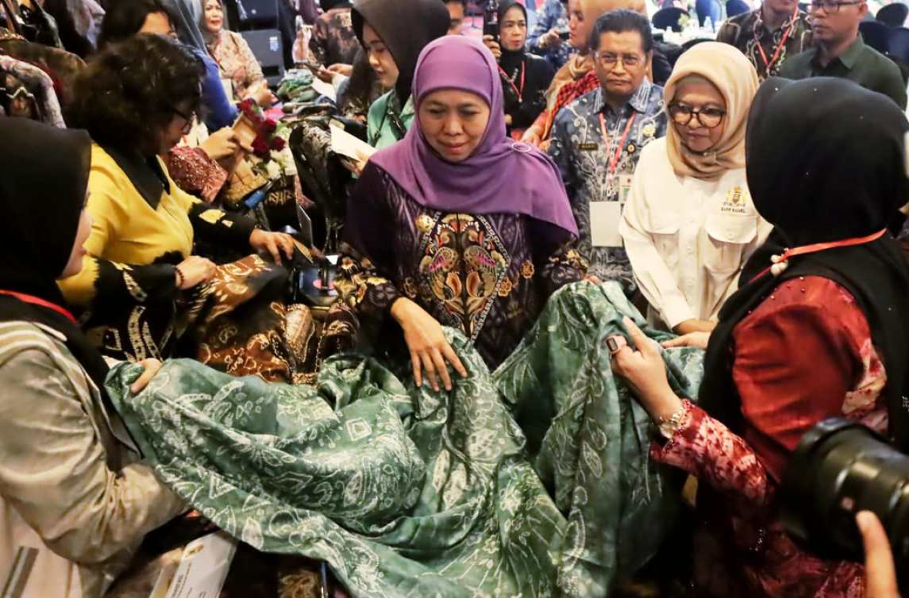 Gubernur Jatim Khofifah Indar Parawansa mengunjungi pelaku usaha yang mengikuti Misi Dagang di Kalsel. Foto : Kominfo Jatim