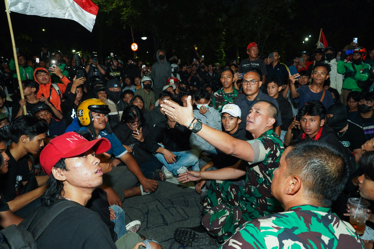 Pangdam V/Brawijaya, Mayjen TNI, Rudy Saladin  saat menemui demonstran di depan Gedung Negara Grahadi, Sabtu 30 Agustus silam. (Foto: Pendam V/Brawijaya)