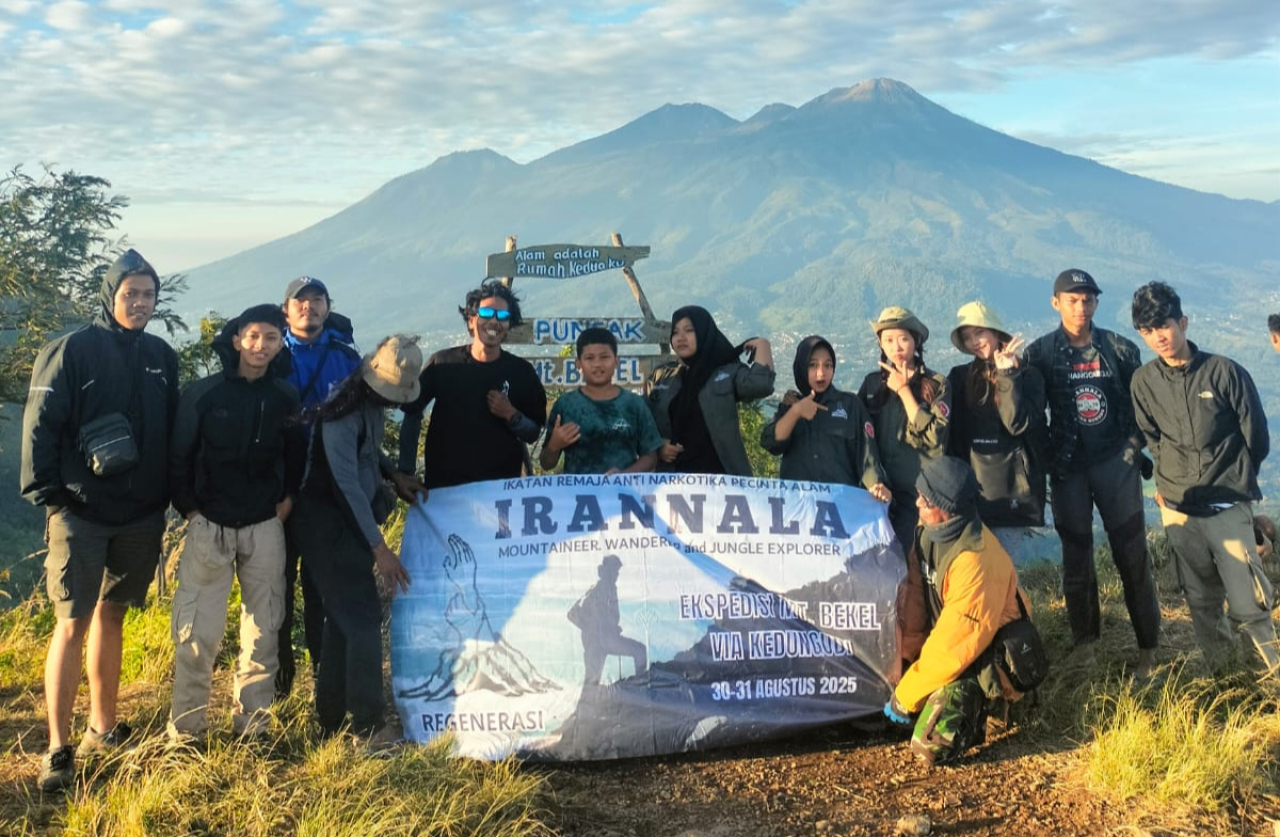 Ikatan Remaja Anti Narkotika Pecinta Alam  (IRANNALA) Surabaya melaksanakan ekspedisi pendakian Gunung Bekel ( Foto : istimewa )
