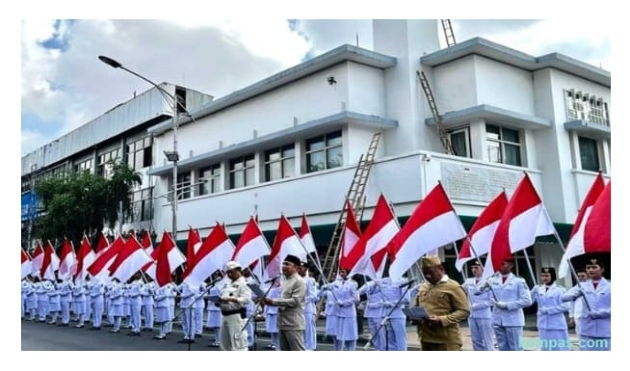 Rekonstruksi peristiwa perobekan bendera Belanda pada 19 September 1945 berupa drama kolosal di Hotel Majapahit, 21 September 2025. (Foto: Istimewa)
