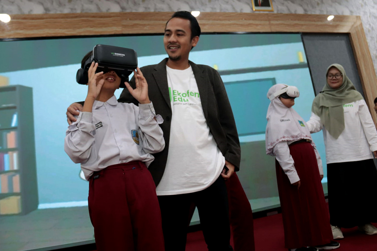 Pakar Kajian Budaya dan Media UMSurabaya, Radius Setiyawan (dua dari kiri). (Foto: UMSurabaya)