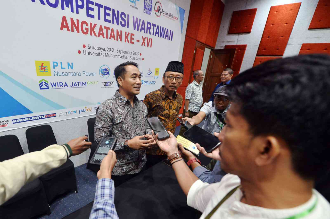 Rektor UMSurabaya, Mundakir (kiri) saat wawancara doorstop selepas membuka UKW angkatan XVI-2025 di Ruang Teater Gedung G, Sabtu (20/9/2025). (Foto: Sandy Triono/UKW-2025)